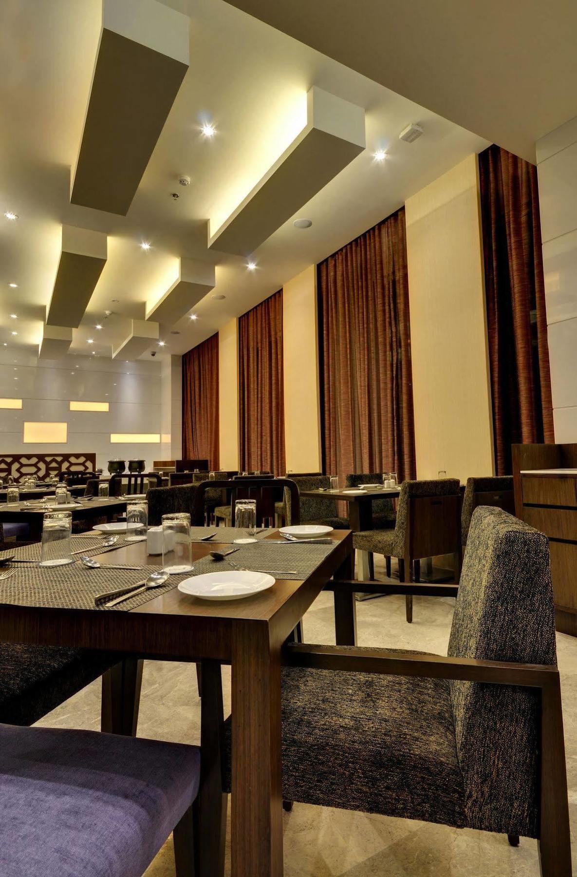 Hotel Platinum Rajkot Extérieur photo