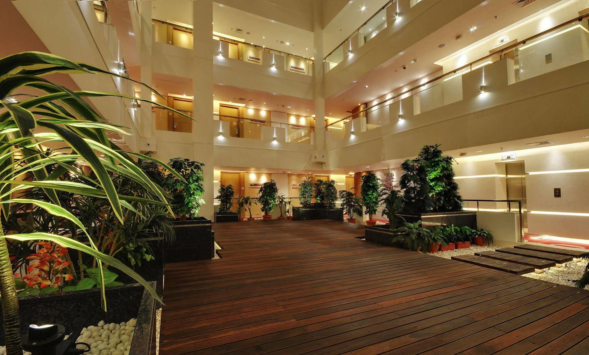 Hotel Platinum Rajkot Extérieur photo