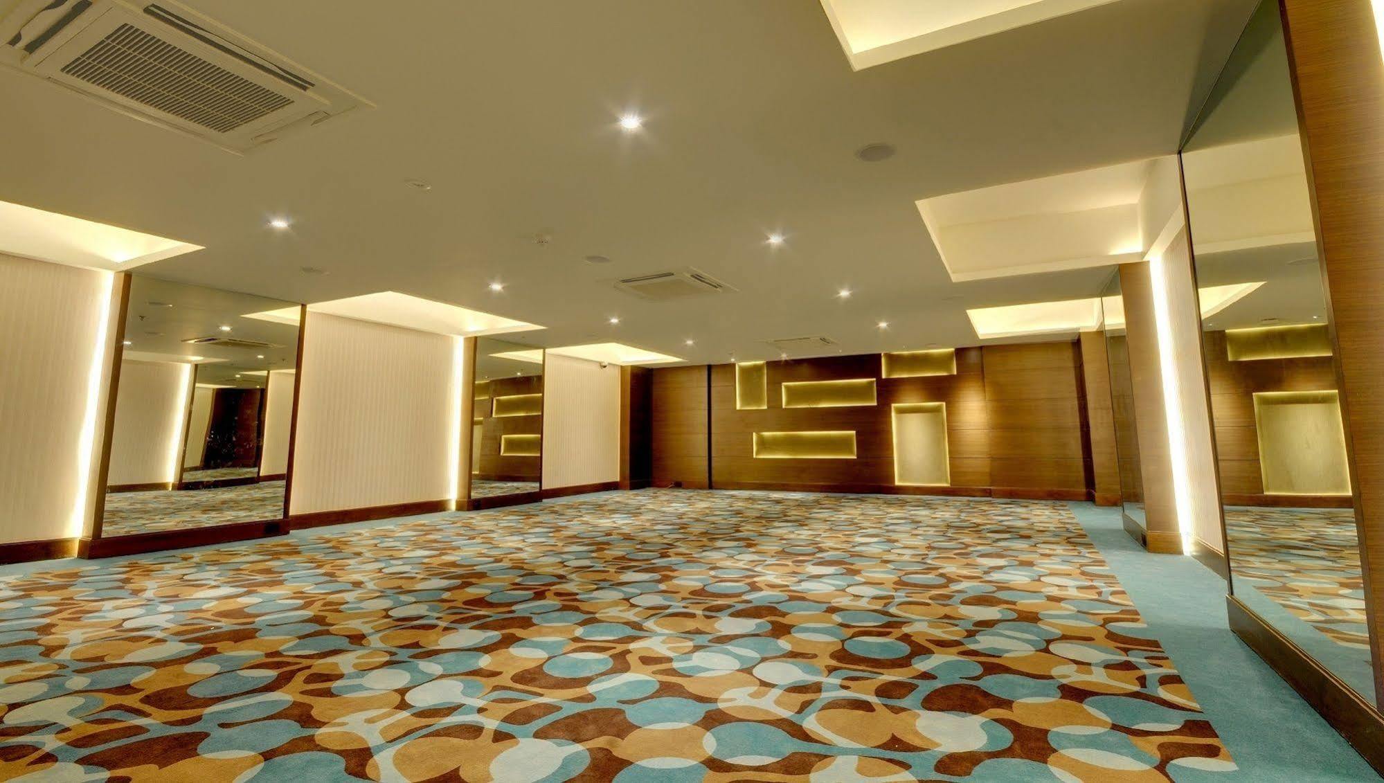 Hotel Platinum Rajkot Extérieur photo