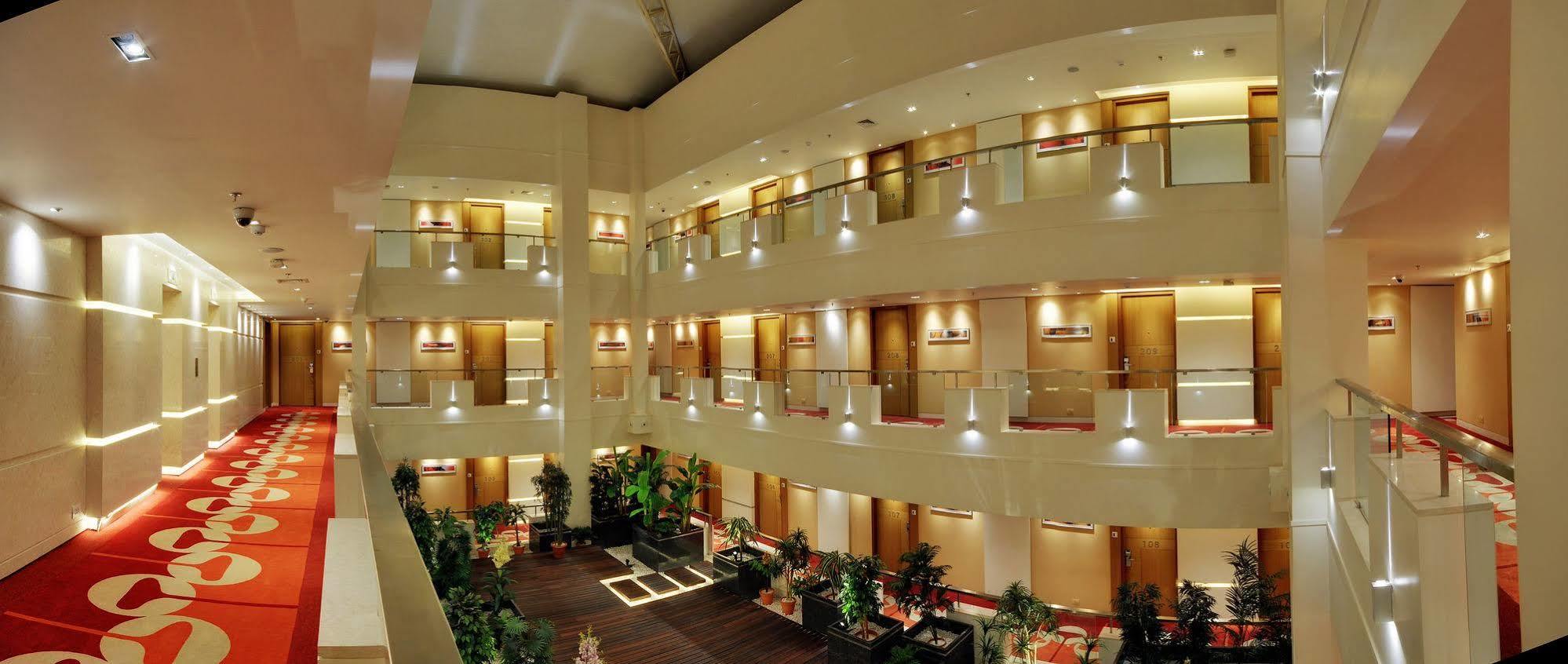 Hotel Platinum Rajkot Extérieur photo