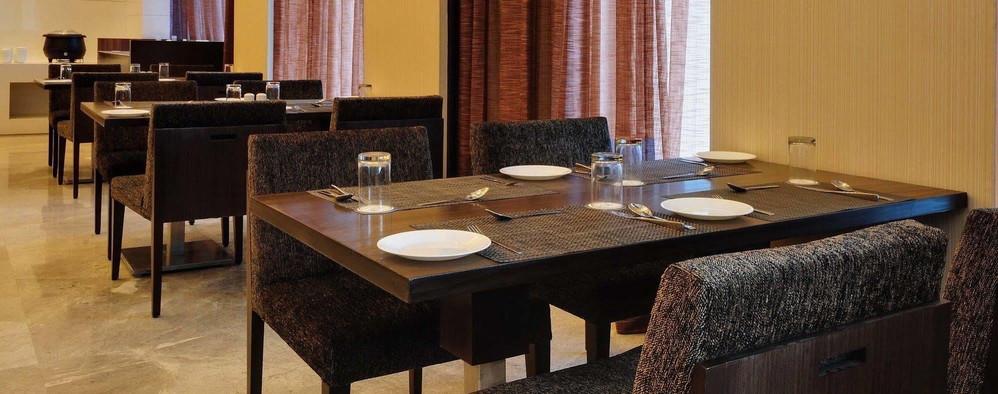 Hotel Platinum Rajkot Extérieur photo