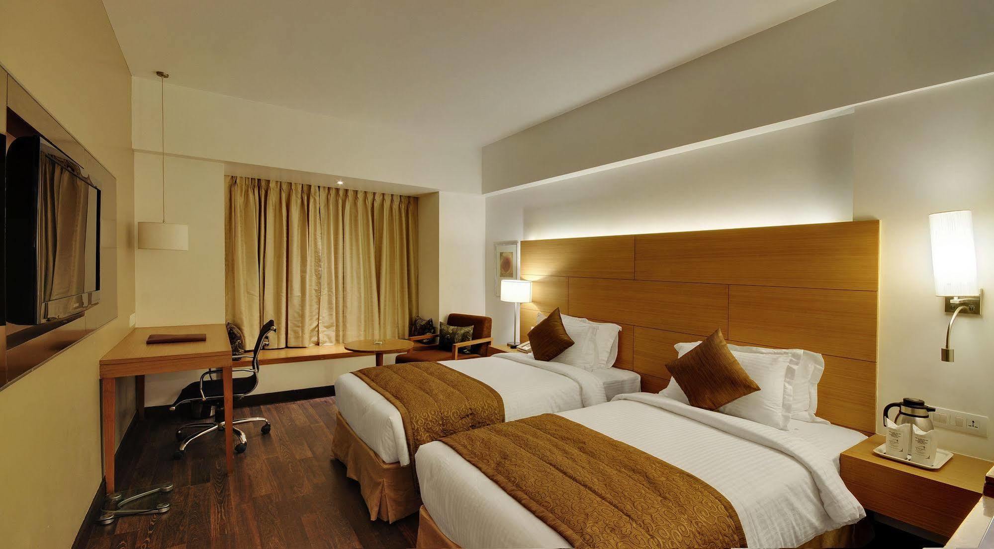Hotel Platinum Rajkot Extérieur photo