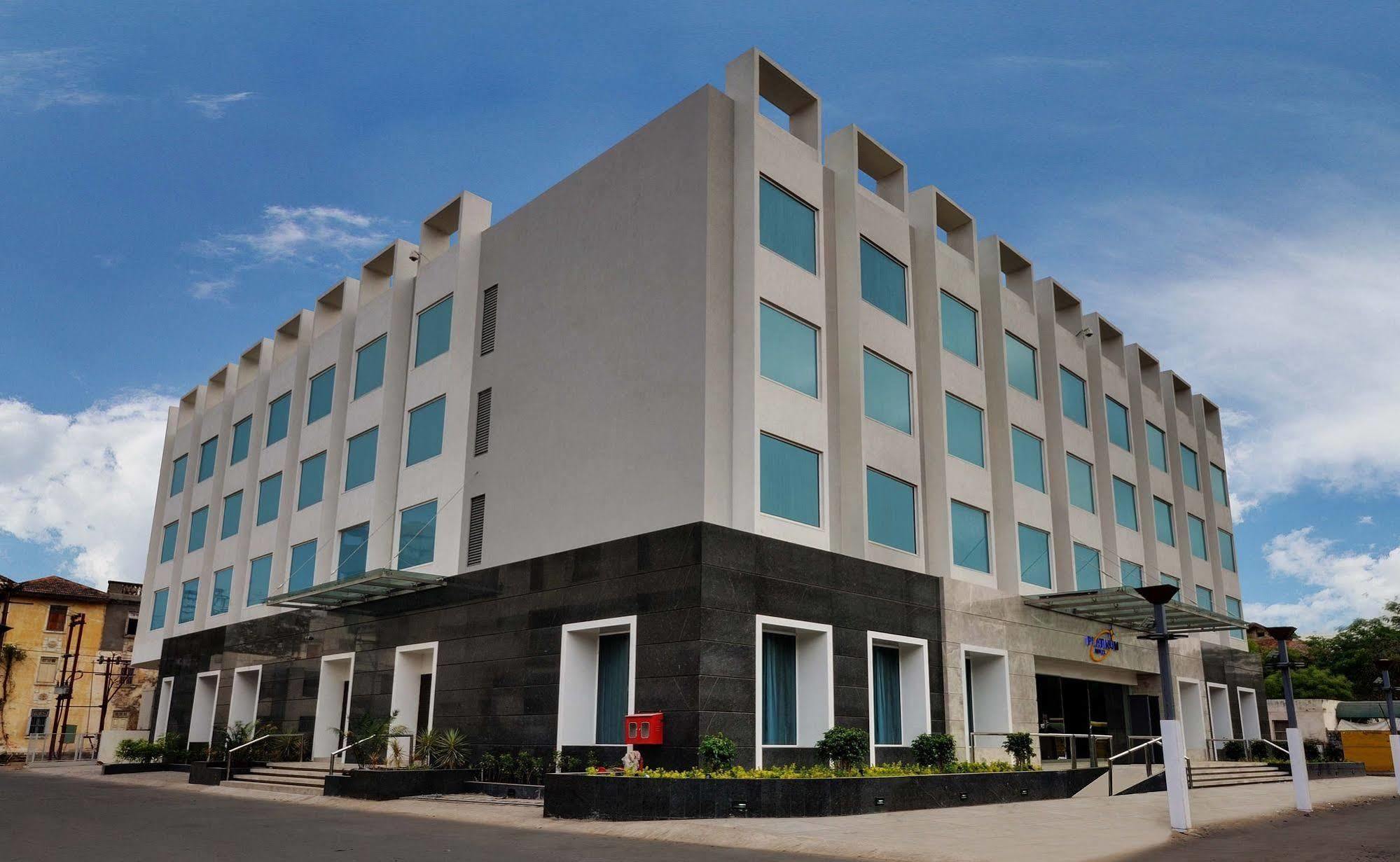 Hotel Platinum Rajkot Extérieur photo