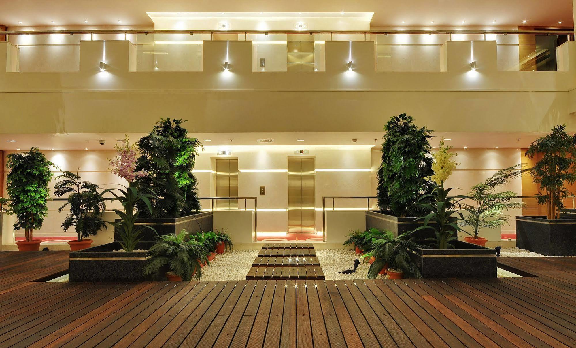 Hotel Platinum Rajkot Extérieur photo