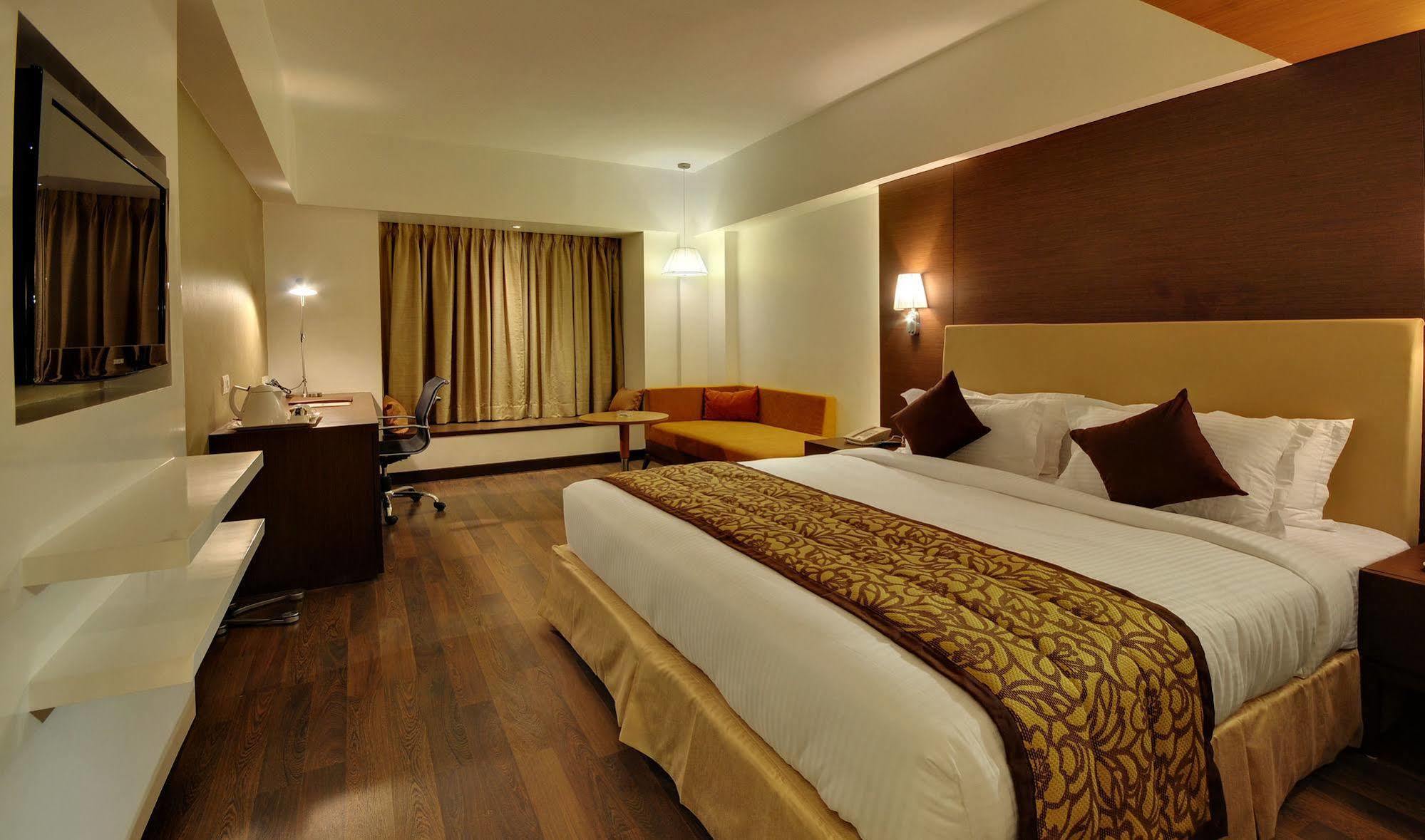 Hotel Platinum Rajkot Extérieur photo