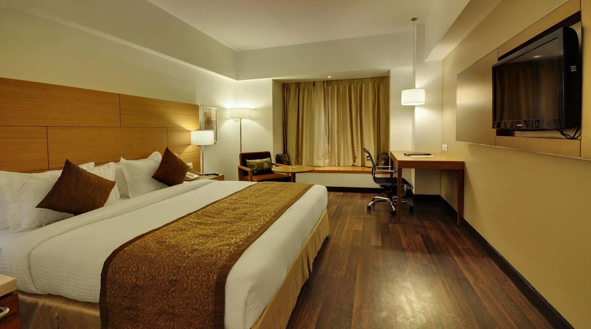 Hotel Platinum Rajkot Extérieur photo