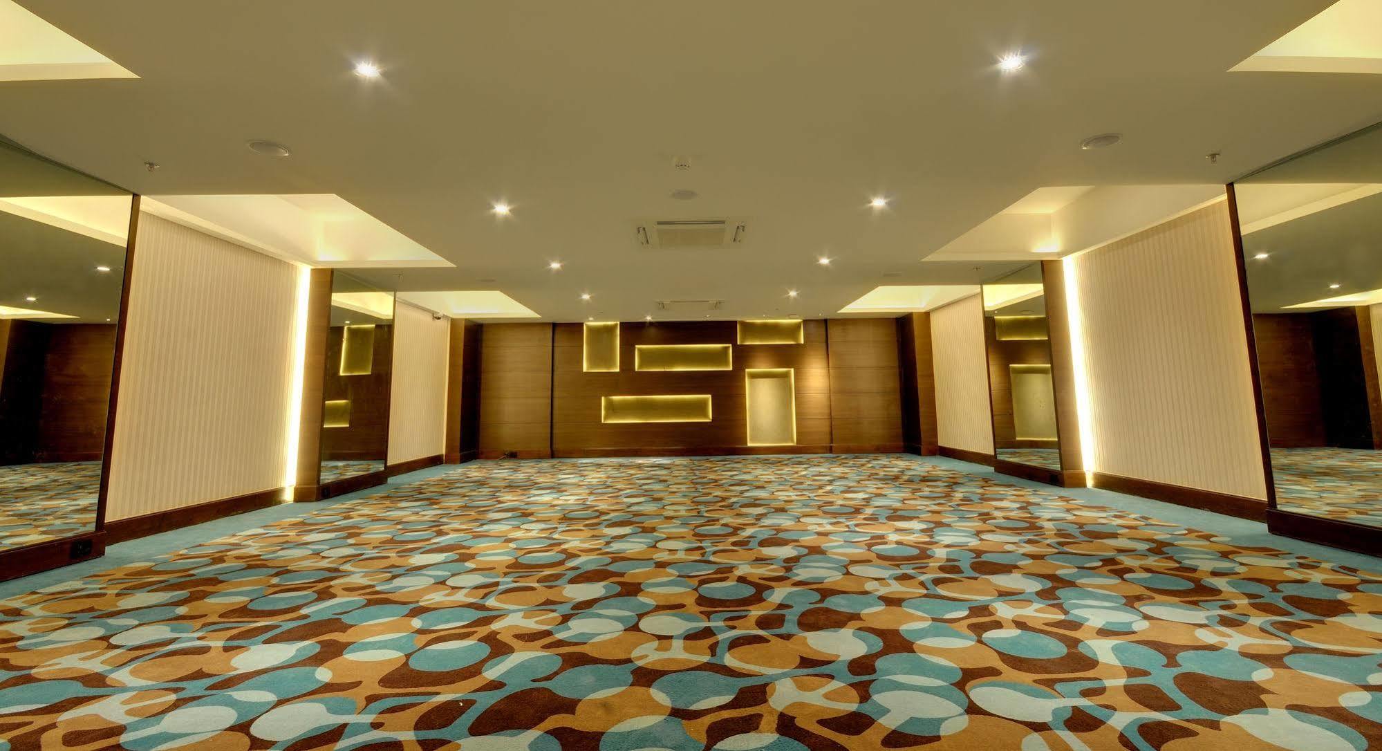 Hotel Platinum Rajkot Extérieur photo