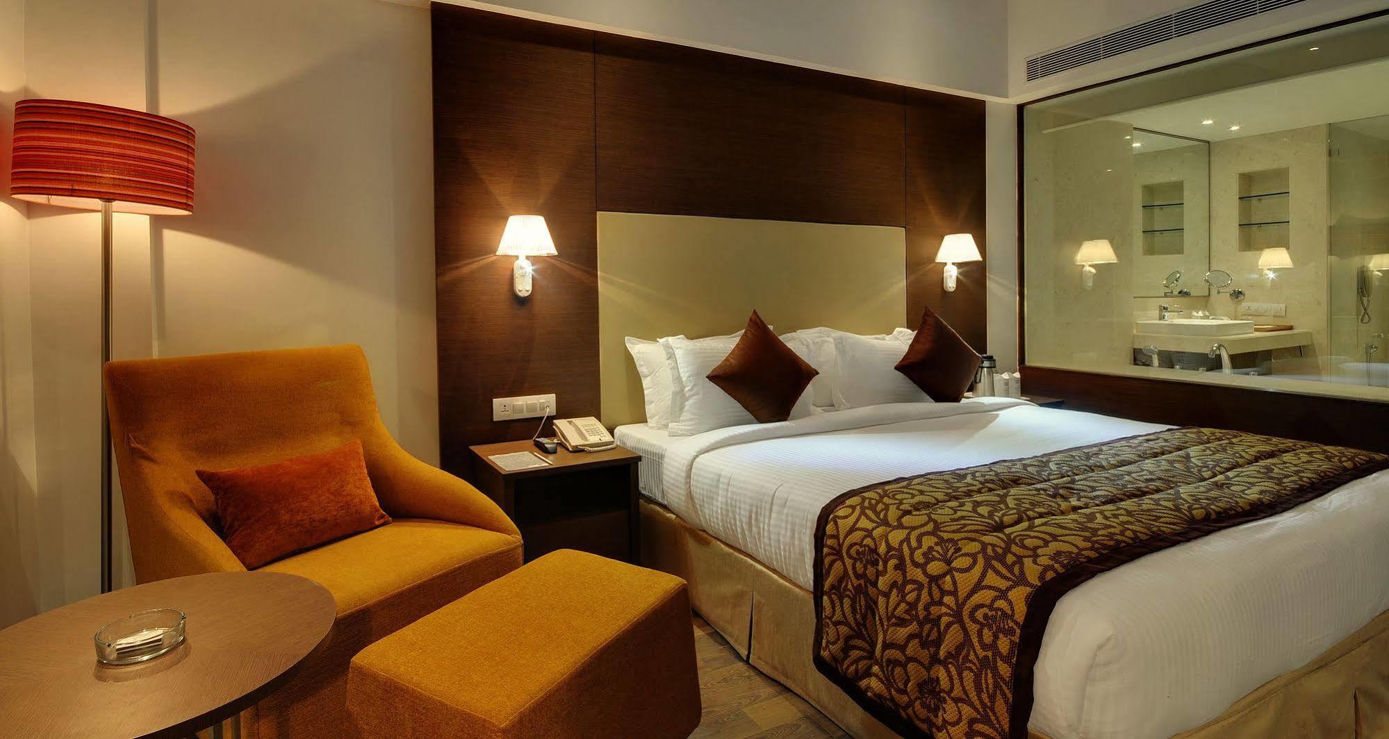 Hotel Platinum Rajkot Extérieur photo