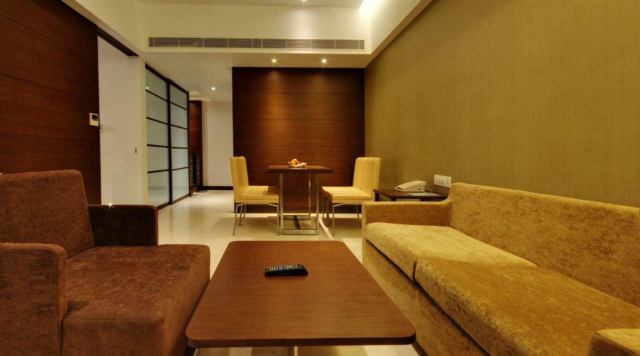 Hotel Platinum Rajkot Extérieur photo